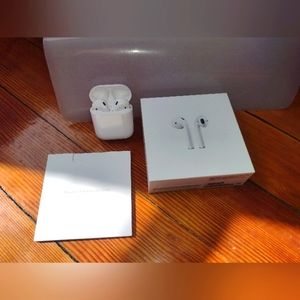 Apple AirPods 2nd Generation w/Charging Case - White. Wireless